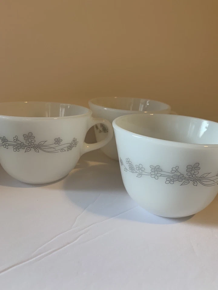 Juego de 3 tazas de té de café vintage CORNINGWARE blancas con flores grises Foto 1 de 4
