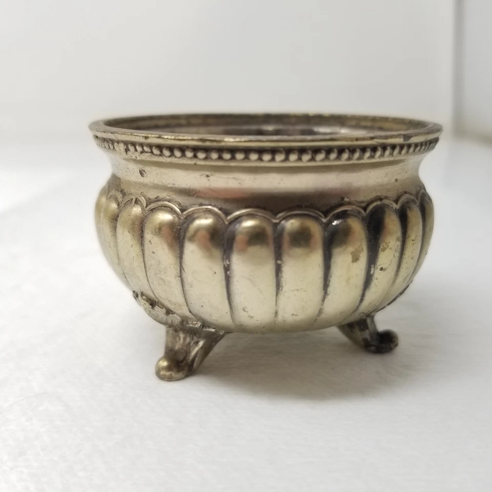 Antigua bodega con patas plateadas borde de cuerpo Gadrooned patas de garra con cuentas Foto 1 de 4