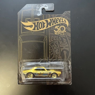 Tarjeta arrugada Camaro CHASE Hot Wheels 50 aniversario serie negra y dorada 67 Foto 1 de 3