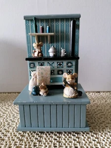 Vintage Music Box Mäuschenspieluhr aus Holz/Resin Figuren H:20,5, B:12cm T:9cm - Picture 1 of 6