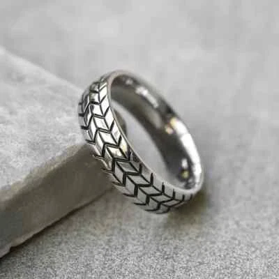 Elegante banda grabada a mano con esmalte negro para hombre en platino liso 950 Foto 1 de 4