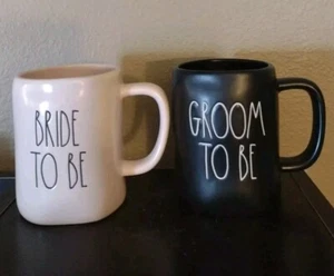 RAE DUNN Yes BRIDE GROOM To Be Ceramic Mug Set Pink Black Gift Set - Imagen 1 de 10