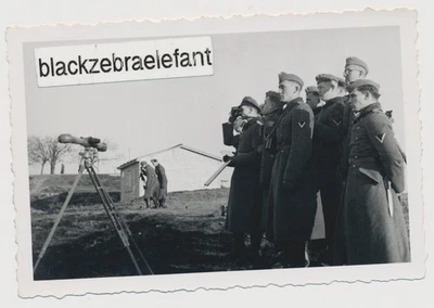 1361 Foto wk2 WH Soldaten am Ferngläsern und Scherenfernrohr - Bild 1 von 2