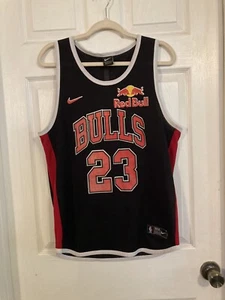Maglia maglia vintage ~ Nike - Red Bull ~ Bulls ~ Michael Jordan #23 nera rossa bianca NBA - Foto 1 di 12