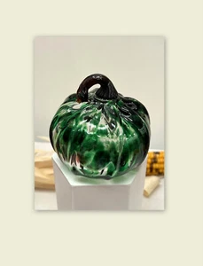 Moderner grüner Kürbis mit blauem Stiel. Von Saul Alcaraz mundgeblasenes Glas - Bild 1 von 2