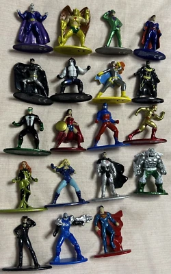 Lote de 19 figuras fundidas a presión de DC Comics 100 % DieCast Jada Toys nano figuras de metal usadas en excelente estado Foto 1 de 4