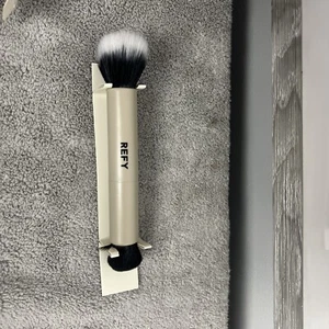 REFY Duo Face Brush with Synthetic Vegan Fibers, Buildable Coverage, Free Ship - Picture 1 of 5