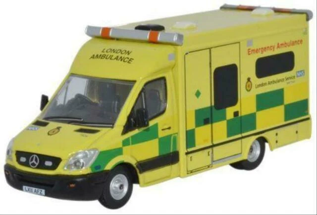 Oxford Diecast 76MA002 Mercedes Ambulance London - 1:76 Scale
