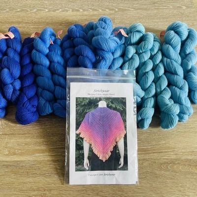 Kit de chal Adagio de colores fusionados de punto 100 % hilo merino y patrón arándano Foto 1 de 4