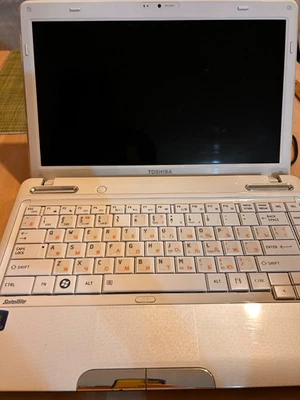 Toshiba Satellite L630 13 pulgadas, Intel Core i3, M370 @2,4 Hz, 4 GB de RAM, funcionando Foto 1 de 4