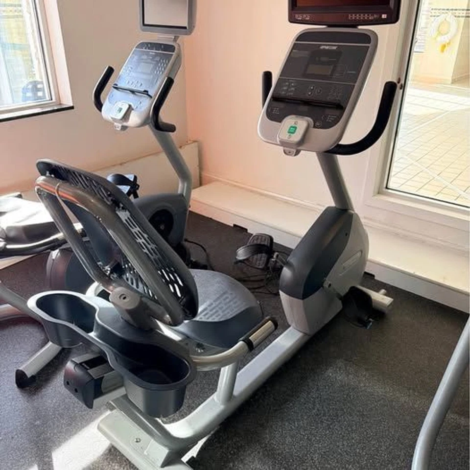 Precor RBK615 Bicicleta Estacionaria Vertical Bicicleta de Ejercicio Asiento Flexible Aire Consola de TV Foto 1 de 4