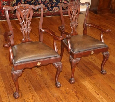Par de sillones de asiento de cuero estilo Theodore Alexander Althorp Chippendale Foto 1 de 4