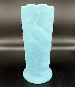 Vintage Fenton blau satiniert Milchglas Pfau Vase geprägte Blumen Aqua 8" EUC - Bild 1 von 11