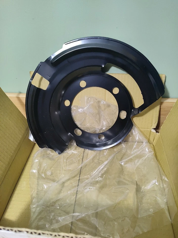 Protector antipolvo freno delantero izquierdo Omix-Ada 11121.04 para Wrangler/Cherokee/Comanche Foto 1 de 4