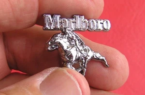 MARLBORO ZIGARETTEN ANSTECKNADEL - UK Abzeichen *NEU* Anzug Sammler - Bild 1 von 2