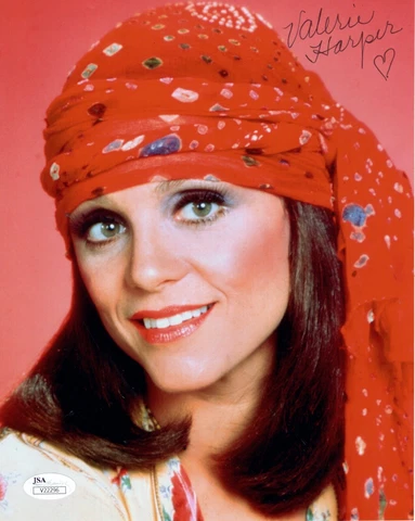 VALERIE HARPER HAND SIGNED 8x10 COLOR PHOTO        GREAT POSE AS RHODA      JSA Cover