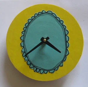 Kleine flippige Wanduhr Handarbeit aus 45 U/min Schallplatte. 7 zoll. Küchenuhr - Bild 1 von 3
