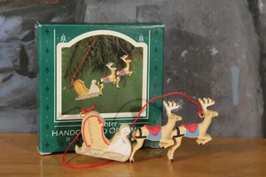 Hallmark Keepsake adorno de Navidad "Hija" trineo de renos 1987 en caja - Imagen 1 de 4