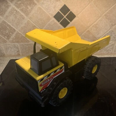 Camión de volteo Tonka # 354 Mighty metal prensado acero amarillo Hasbro 16" 2012 Foto 1 de 4