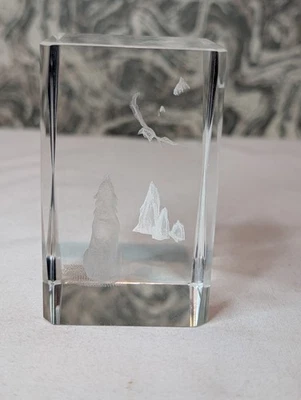 Peso de papel holográfico vintage gravado a laser vidro cristal 3D Wolf & Eagle - Imagem 1 de 4