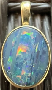 Brillante conjunto de bisel de oro amarillo de 18 k de ópalo negro australiano natural colgante ovalado - Imagen 1 de 2