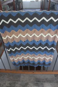 NUEVA manta grande de ganchillo a mano 55 x 60” Chevron azul afgano gris zig zag - Imagen 1 de 4