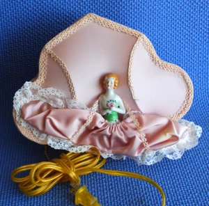 Half Doll eingebettet in Kopfteil Bett hellrosa Satin Spitze - Zugkette Vintage - Bild 1 von 9