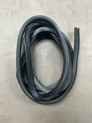 Резиновое уплотнение для капота/двери универсальное 10 футов - Изображение 1 из 4