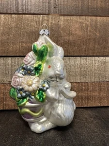 Dept 56 Coniglio Vetro Soffiato Coniglietto Pasquale Fiori In Cesto Ornamento da Appendere 7” - Foto 1 di 9