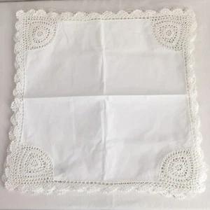 6 Lillian Vernon Tischauflagen gehäkelte Kante 20"x20" weiß - Bild 1 von 6