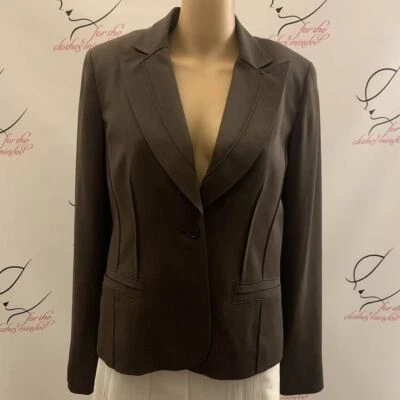 Yansi Fugel. Talla 10.  Cuello en capas de $200. Chaqueta elegante forrada de manga larga.  WTC. Foto 1 de 4