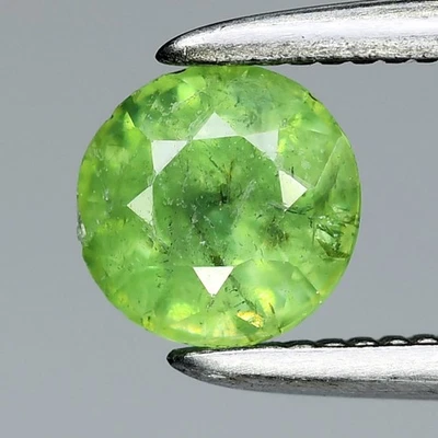 💎 0.57ct 4.5mm Round Natural Green Demantoid Garnet - Africa Gemstone - Image 1 of 4