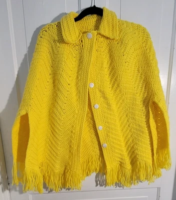Capa poncho Groovy años 70 vintage tejido a mano amarillo brillante botón frontal s/m flecos Foto 1 de 4