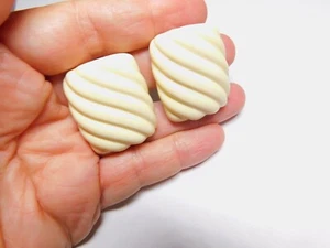 Pendientes Clip Rectángulo Lucita Textura Ondulada Crema Napier Retro Firmado De Colección - Imagen 1 de 7