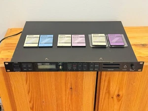 YAMAHA TG55 mit Waveform und Data Cards Rack Synthesizer - Bild 1 von 8