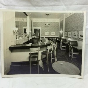 Vintage 10 x 8 Foto Innenraum Bar Dekoration schwarz-weiß    - Bild 1 von 8