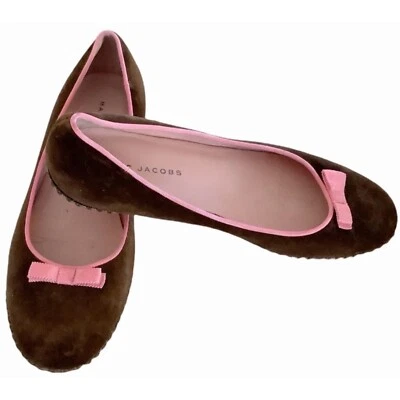 Pisos de terciopelo marrón Marc Jacobs con lazos de cinta rosa grosgrain 10 Foto 1 de 4