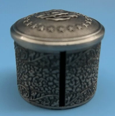 Dispensador de sellos de rollo de metal de oficina de correos de EE. UU. USPS con intrincado patrón de rosa de flores Foto 1 de 4