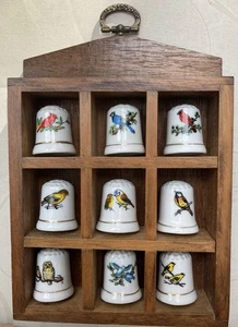 9 Fingerhüte Porzellan Vogelmotive mit Setzkasten - Bild 1 von 1