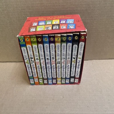 Diary of a Wimpy Kid Box of 11 PB Books by Jeff Kinney Foto 1 de 4