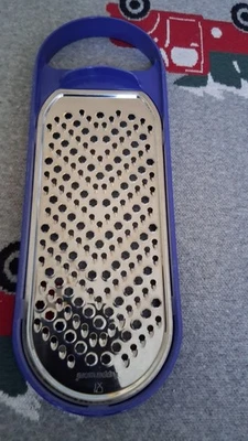 Tupperware D28 Fleißiges Lieschen Raspelreibe Reibe Küchenreibe Gemüsereibe blau - Bild 1 von 2