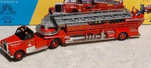 Corgi 52701 Mack B Series Fire Engine Chicago Fire Dept 1/50 OVP - Bild 1 von 6