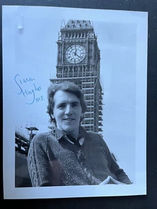 SIMON HUGHES - FORMER POLITICIAN - EXCELLENT SIGNED PHOTOGRAPH - Picture 1 of 1