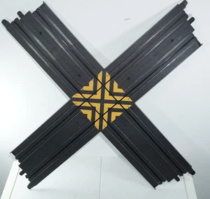 Micro Scalextric Cross Roads Yellow Chevrons 1:64 G8026 Section - Picture 1 of 4