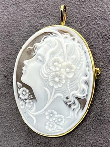 Anhänger aus 18kt Gold mit sardonischer Kamee 30 mm Anhänger/Brosche - Bild 1 von 6