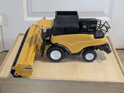 New Holland CR9090 Combine Harvester - 1:32 - Image 1 of 4