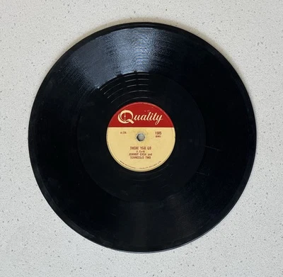 Discos de calidad 1585 de vinilo Johnny Cash Train Of Love/There You Go 78 rpm en muy buen estado+ Foto 1 de 2