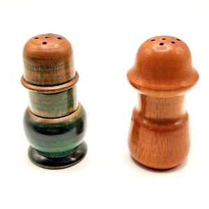 Salero y pimentero de madera hecho en Checoslovaquia decoración de cocina vintage - Imagen 1 de 5
