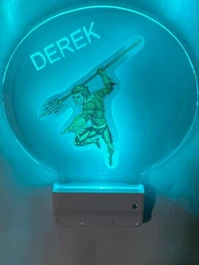 Enchufe LED personalizado luz nocturna Aquaman Superheroes con sensor de atardecer a amanecer - Imagen 1 de 12