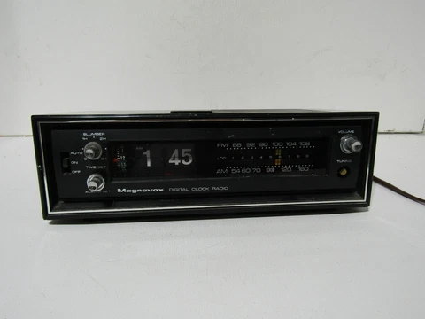 Vintage Magnavox Digital Flip Clock Radio model 1R1773 Cover